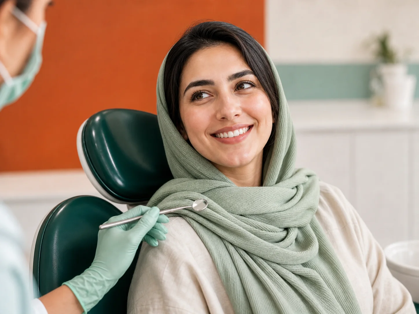 مراجعه‌کننده در جلسه آرام مشاوره طراحی لبخند